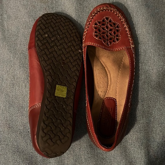 Earth Origins Shoes - Earth Origins Leather flats biodegradable sole. Flower of Life detail size 6